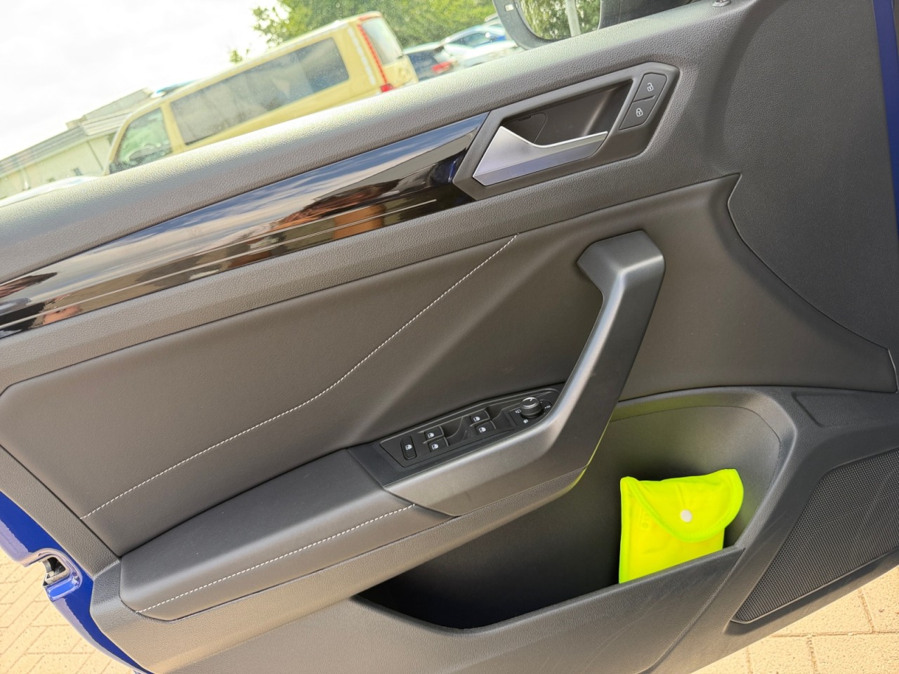 Bild 3 - T-Roc 1.5 TSI R-Line NAV Klima Navi