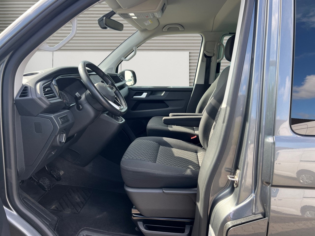 Bild 2 - T6.1 Multivan 2.0 TDI Trendline AHV RFK NAVI LED