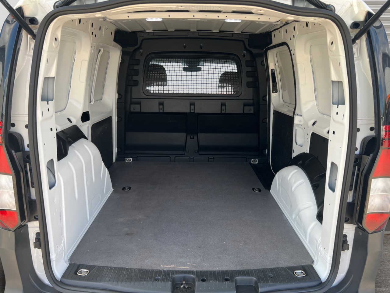 Bild 11 - Caddy 2.0 TDI Cargo AHV Klima Kamera Klima