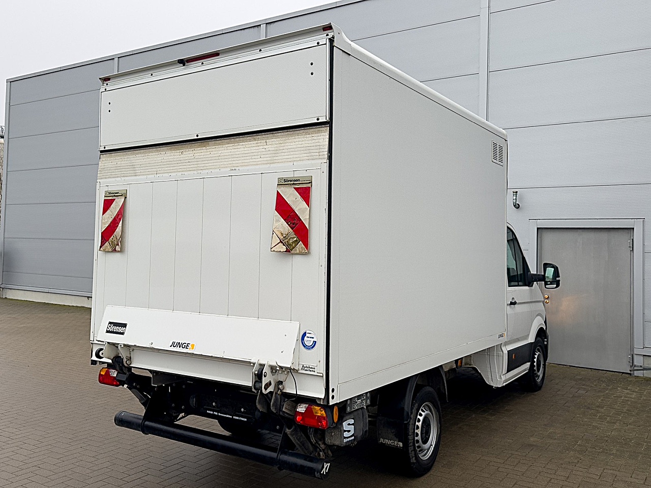 Bild 11 - Crafter 35 MR Leichtbaukoffer m. Ladebordwand