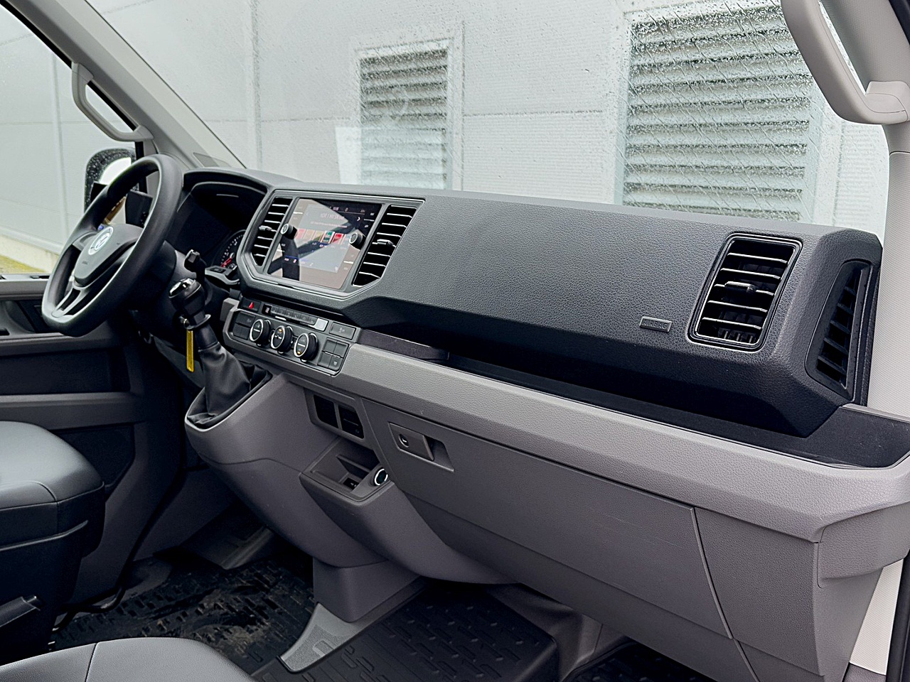 Bild 16 - Crafter 35 MR Leichtbaukoffer m. Ladebordwand