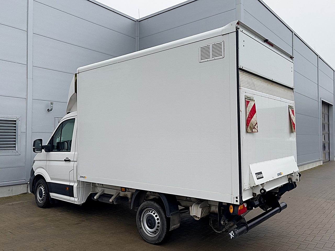 Bild 12 - Crafter 35 MR Leichtbaukoffer m. Ladebordwand