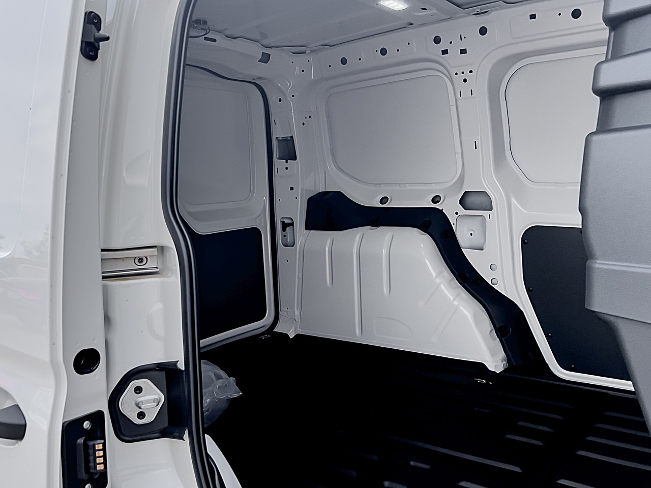 Bild 4 - Caddy Cargo Motor: 2,0 l TDI 6-Gang Klima