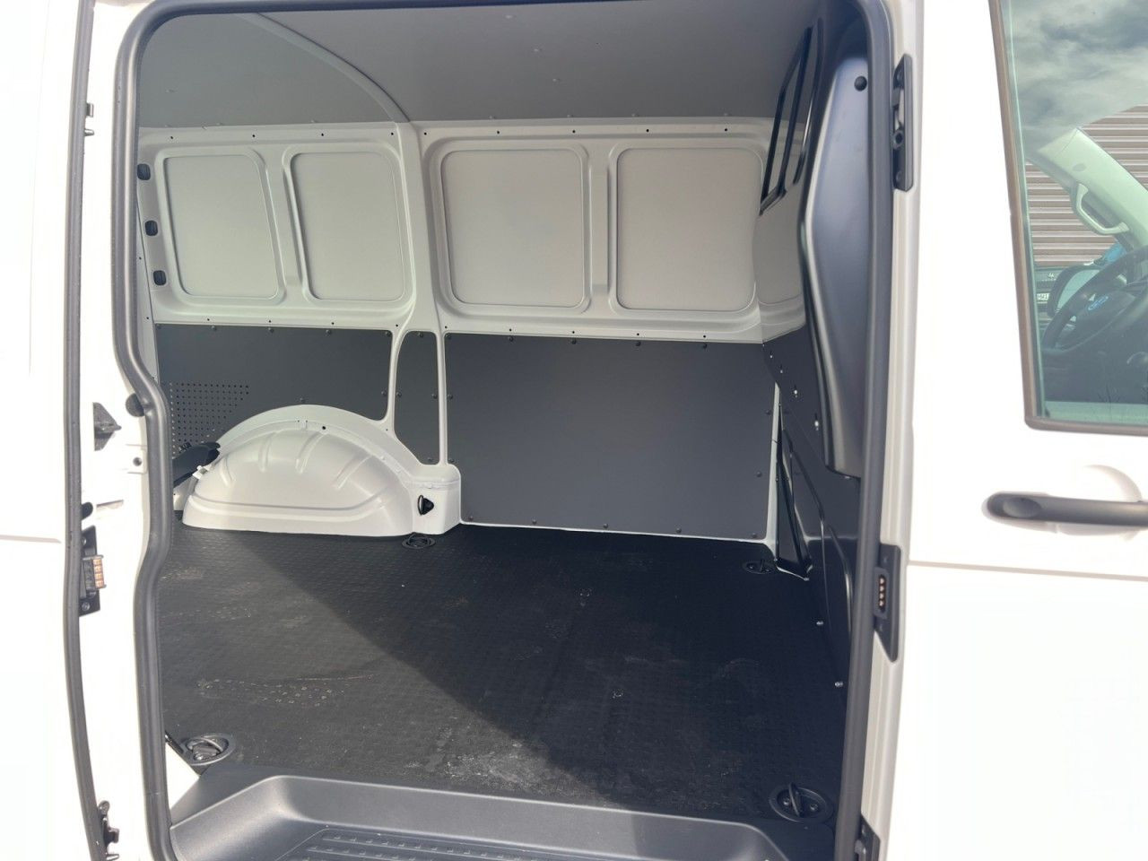 Bild 8 - T6.1 Transporter Kasten KR 2,0 l TDI Klima